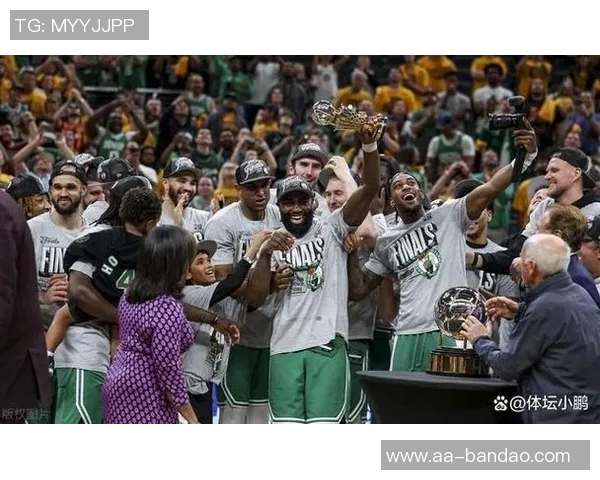 布朗与凯尔特人携手逆袭低估者展现攻防一体的实力